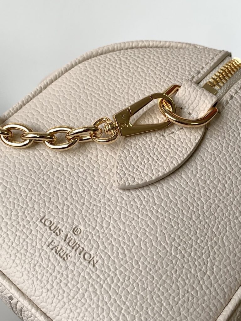 图片[8]-双色 Monogram Empreinte 皮革制成，饰有 LV 标识与 Monogram 花卉图案，此款 Speedy Bandoulière 20 手袋堪称摩登经典之作。设计灵感源于 1930 年代的 Speedy 旅行箱系列，还原最初的造型与铰接式手柄。配有皮革金属链包带，便于肩背和斜挎。-newbee