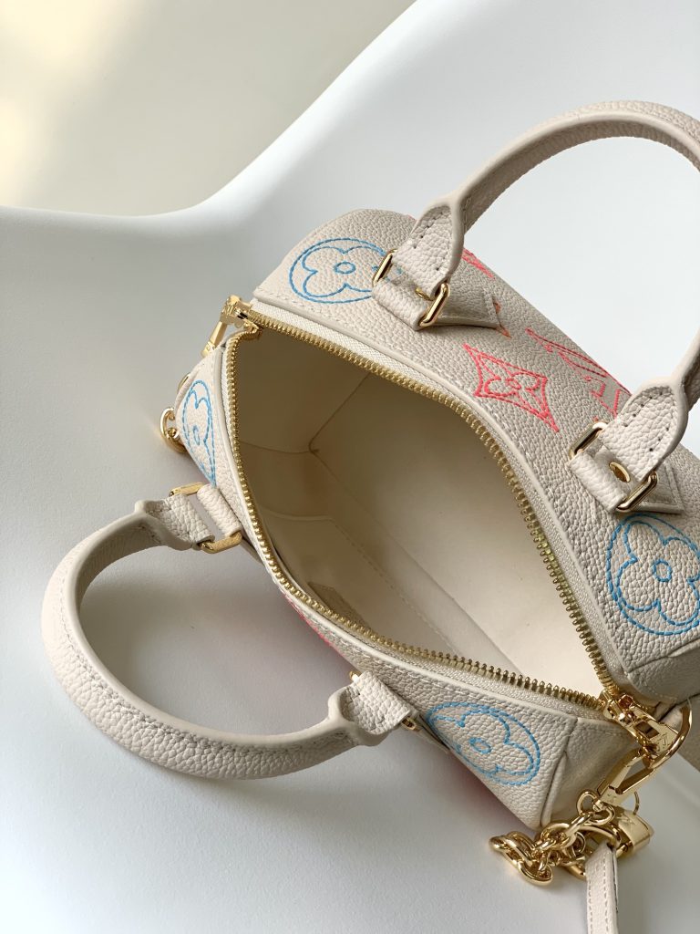 图片[9]-双色 Monogram Empreinte 皮革制成，饰有 LV 标识与 Monogram 花卉图案，此款 Speedy Bandoulière 20 手袋堪称摩登经典之作。设计灵感源于 1930 年代的 Speedy 旅行箱系列，还原最初的造型与铰接式手柄。配有皮革金属链包带，便于肩背和斜挎。-newbee