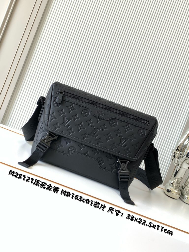 特级配全套包装 款号M25121全皮压花 本款Voyager小号邮差包取材Monogram Shadow牛皮革，演绎复古书包的灵感启发。崭新LV搭扣带来便捷体验，可调节肩带实现舒适背携，充裕空间可收纳平板电脑、充电器、记事本等日常所需。详细特征33 x 22.5 x11厘米(长度x高x宽)牛皮革饰边织物内衬金属件翻盖主隔层 LV 快拆式搭扣拉链外袋内贴袋肩带:不可拆卸，可调节包带半长:21.0厘米包带半长可调至:55.0厘米手柄:单手柄-newbee