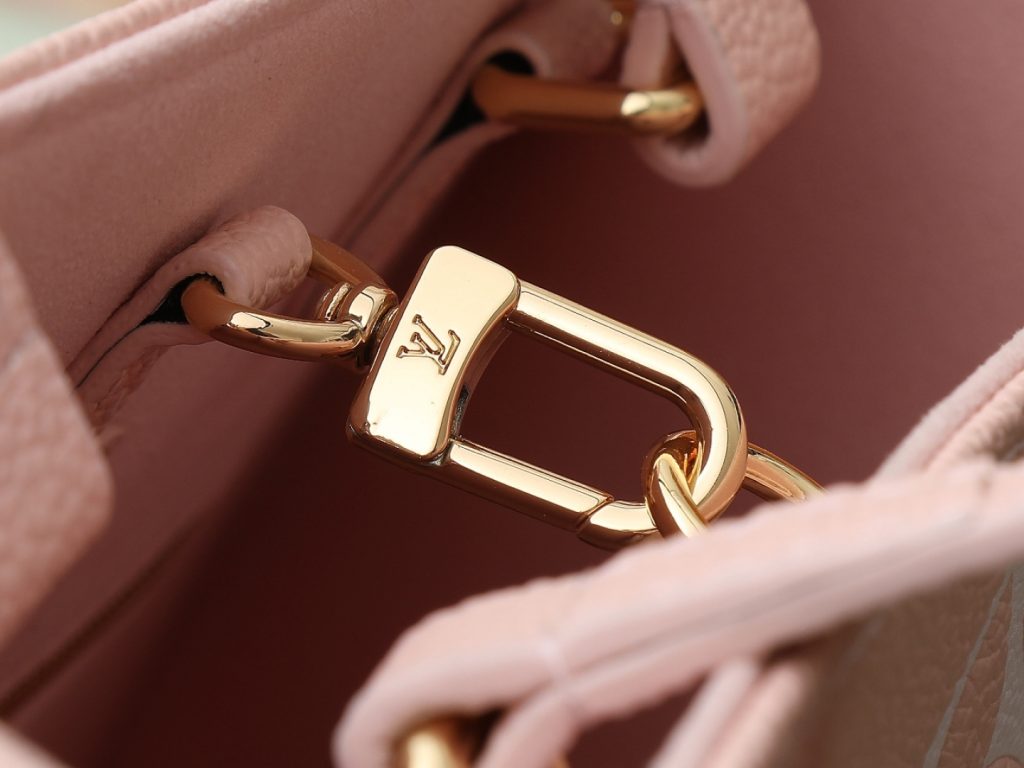 图片[2]-当季新款 ONTHEGO 中号手袋 本款 OnTheGo 中号手袋取材 Monogram Empreinte 皮革， Monogram 图案渐变色彩在包身扩散，并消散于手柄处。中号构型内设充裕容量，可容纳笔记本电脑和其他日常用品。辊压皮革手柄与长款包带令手提肩背随心切换。详细特征35 x 27 x 14 厘米。-newbee