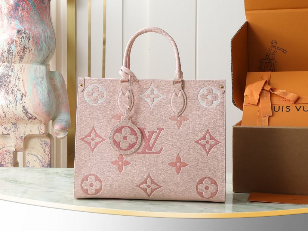 当季新款 ONTHEGO 中号手袋 本款 OnTheGo 中号手袋取材 Monogram Empreinte 皮革， Monogram 图案渐变色彩在包身扩散，并消散于手柄处。中号构型内设充裕容量，可容纳笔记本电脑和其他日常用品。辊压皮革手柄与长款包带令手提肩背随心切换。详细特征35 x 27 x 14 厘米。-newbee