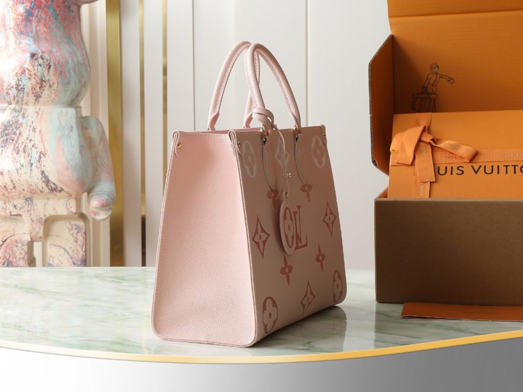 图片[3]-当季新款 ONTHEGO 中号手袋 本款 OnTheGo 中号手袋取材 Monogram Empreinte 皮革， Monogram 图案渐变色彩在包身扩散，并消散于手柄处。中号构型内设充裕容量，可容纳笔记本电脑和其他日常用品。辊压皮革手柄与长款包带令手提肩背随心切换。详细特征35 x 27 x 14 厘米。-newbee