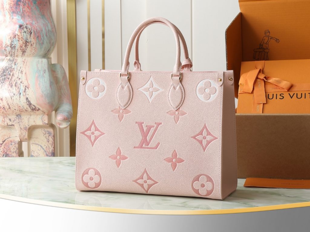 图片[4]-当季新款 ONTHEGO 中号手袋 本款 OnTheGo 中号手袋取材 Monogram Empreinte 皮革， Monogram 图案渐变色彩在包身扩散，并消散于手柄处。中号构型内设充裕容量，可容纳笔记本电脑和其他日常用品。辊压皮革手柄与长款包带令手提肩背随心切换。详细特征35 x 27 x 14 厘米。-newbee