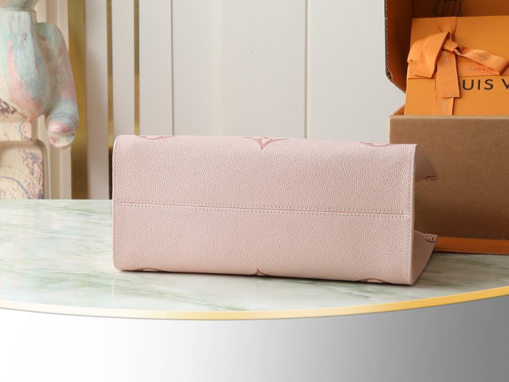 图片[5]-当季新款 ONTHEGO 中号手袋 本款 OnTheGo 中号手袋取材 Monogram Empreinte 皮革， Monogram 图案渐变色彩在包身扩散，并消散于手柄处。中号构型内设充裕容量，可容纳笔记本电脑和其他日常用品。辊压皮革手柄与长款包带令手提肩背随心切换。详细特征35 x 27 x 14 厘米。-newbee
