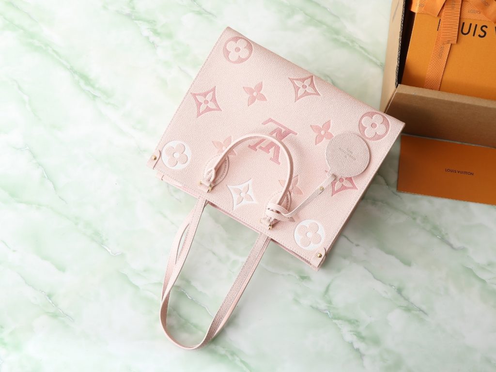 图片[6]-当季新款 ONTHEGO 中号手袋 本款 OnTheGo 中号手袋取材 Monogram Empreinte 皮革， Monogram 图案渐变色彩在包身扩散，并消散于手柄处。中号构型内设充裕容量，可容纳笔记本电脑和其他日常用品。辊压皮革手柄与长款包带令手提肩背随心切换。详细特征35 x 27 x 14 厘米。-newbee