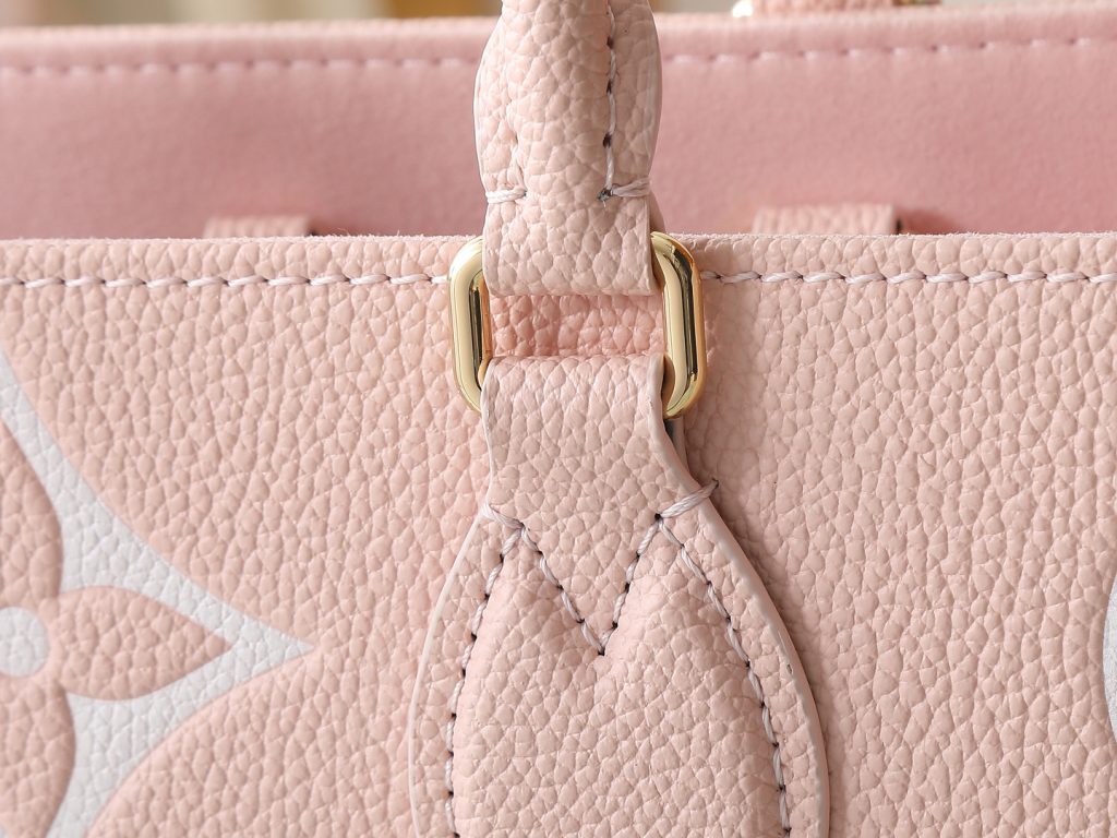 图片[7]-当季新款 ONTHEGO 中号手袋 本款 OnTheGo 中号手袋取材 Monogram Empreinte 皮革， Monogram 图案渐变色彩在包身扩散，并消散于手柄处。中号构型内设充裕容量，可容纳笔记本电脑和其他日常用品。辊压皮革手柄与长款包带令手提肩背随心切换。详细特征35 x 27 x 14 厘米。-newbee