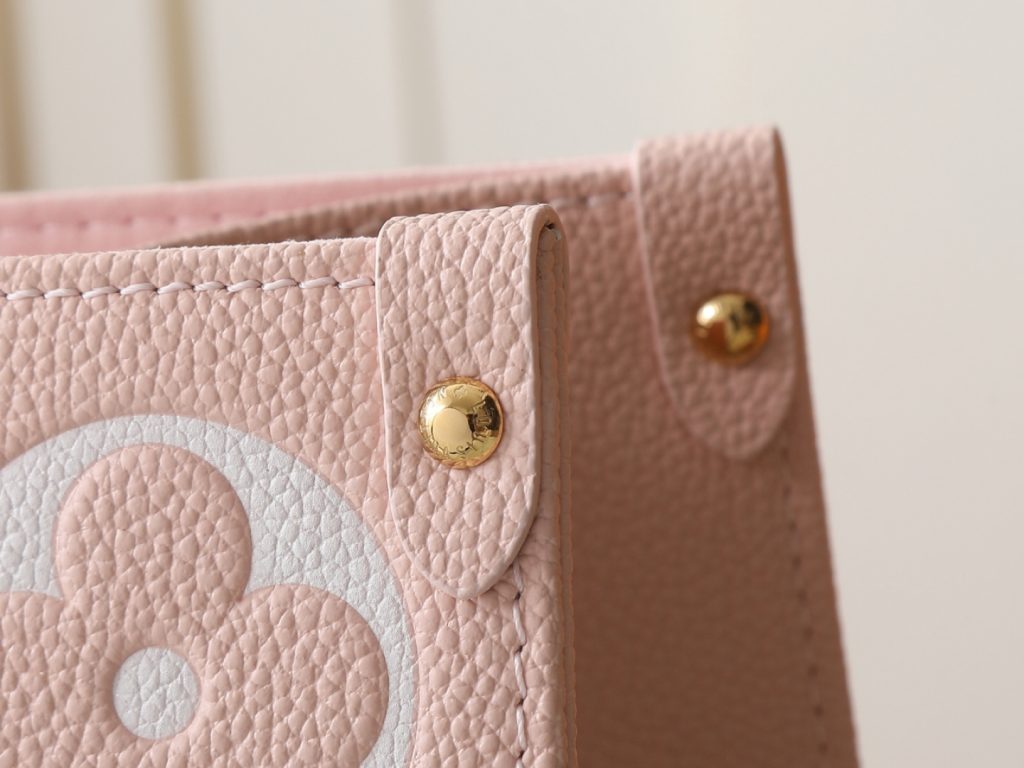 图片[8]-当季新款 ONTHEGO 中号手袋 本款 OnTheGo 中号手袋取材 Monogram Empreinte 皮革， Monogram 图案渐变色彩在包身扩散，并消散于手柄处。中号构型内设充裕容量，可容纳笔记本电脑和其他日常用品。辊压皮革手柄与长款包带令手提肩背随心切换。详细特征35 x 27 x 14 厘米。-newbee