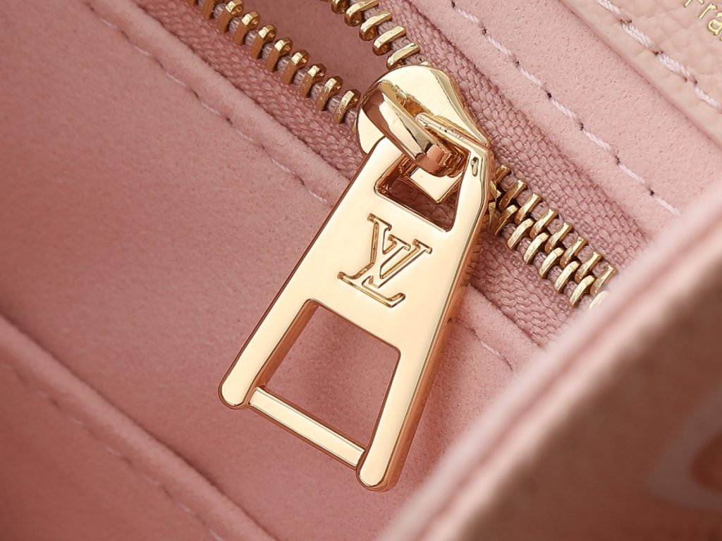 图片[11]-当季新款 ONTHEGO 中号手袋 本款 OnTheGo 中号手袋取材 Monogram Empreinte 皮革， Monogram 图案渐变色彩在包身扩散，并消散于手柄处。中号构型内设充裕容量，可容纳笔记本电脑和其他日常用品。辊压皮革手柄与长款包带令手提肩背随心切换。详细特征35 x 27 x 14 厘米。-newbee