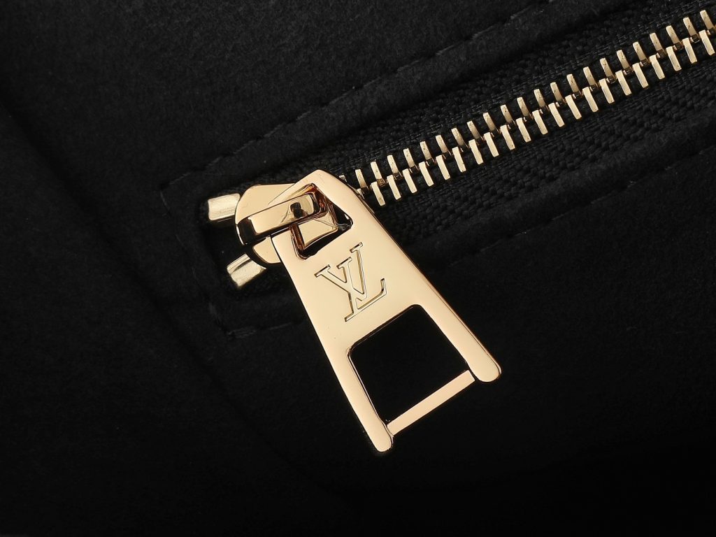 图片[2]-OnTheGo 小号手袋出自 L*Ski 系列 以闪耀之姿点亮昼夜造型 Monogram Empreinte 皮革搭配莹泽金属件 可轻松收纳随行所需 可拆卸肩带实现多种背携方式 ，尺寸：25x19x11.5cm-newbee