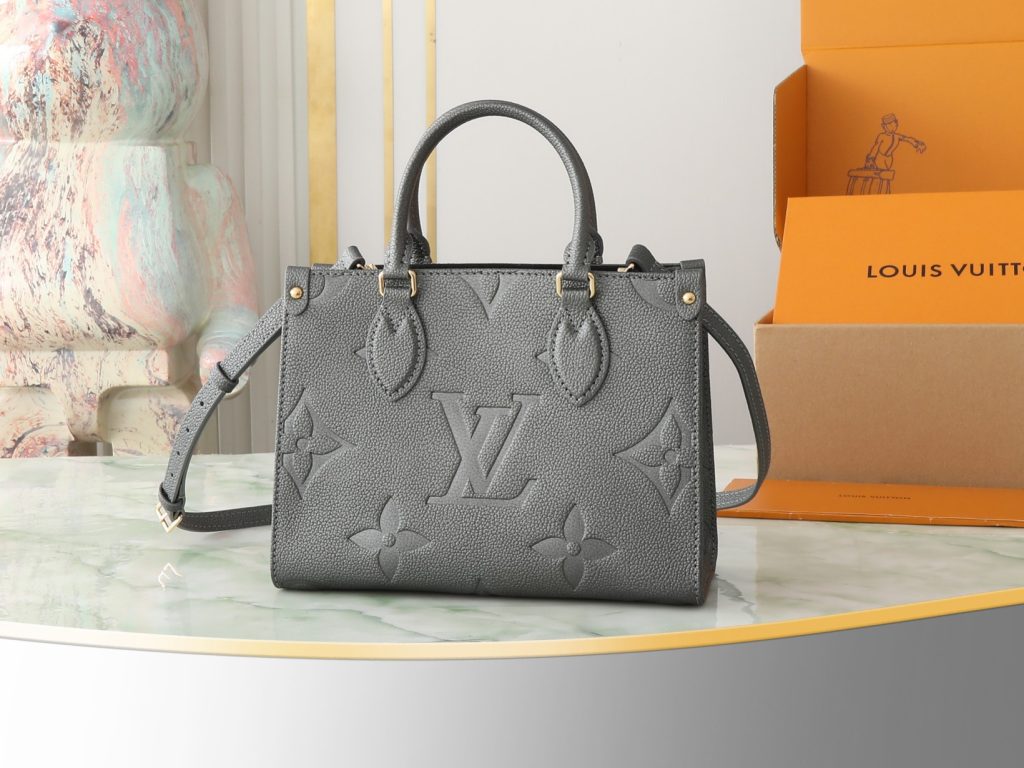 OnTheGo 小号手袋出自 L*Ski 系列 以闪耀之姿点亮昼夜造型 Monogram Empreinte 皮革搭配莹泽金属件 可轻松收纳随行所需 可拆卸肩带实现多种背携方式 ，尺寸：25x19x11.5cm-newbee