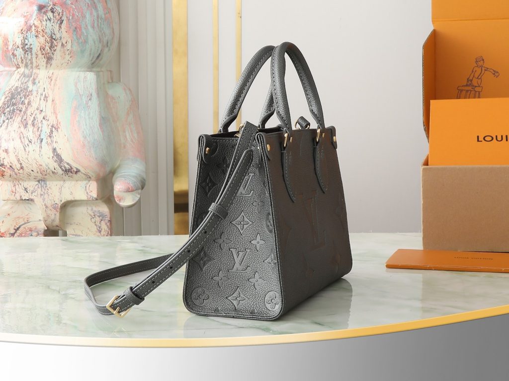 图片[4]-OnTheGo 小号手袋出自 L*Ski 系列 以闪耀之姿点亮昼夜造型 Monogram Empreinte 皮革搭配莹泽金属件 可轻松收纳随行所需 可拆卸肩带实现多种背携方式 ，尺寸：25x19x11.5cm-newbee