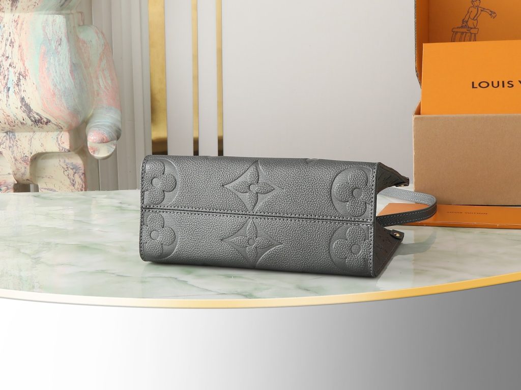 图片[5]-OnTheGo 小号手袋出自 L*Ski 系列 以闪耀之姿点亮昼夜造型 Monogram Empreinte 皮革搭配莹泽金属件 可轻松收纳随行所需 可拆卸肩带实现多种背携方式 ，尺寸：25x19x11.5cm-newbee