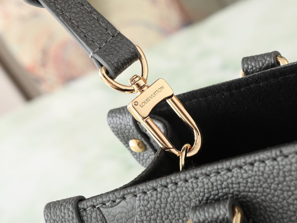 图片[8]-OnTheGo 小号手袋出自 L*Ski 系列 以闪耀之姿点亮昼夜造型 Monogram Empreinte 皮革搭配莹泽金属件 可轻松收纳随行所需 可拆卸肩带实现多种背携方式 ，尺寸：25x19x11.5cm-newbee