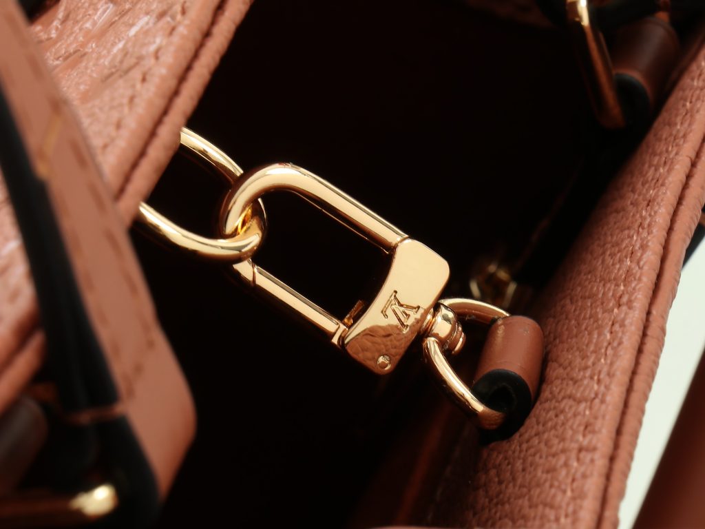 图片[2]- OnTheGo 中号手袋以复古硬箱为灵感，为品牌标志性 Monogram Empreinte 皮革渲染浓郁色调，搭配工致金属件。充裕构型可容纳 13 寸笔记本电脑，另有多重内袋方便存放物品。长短手柄实现多种背携方式。尺寸35.0 x 27.0 x 14.0 厘米 (长 x 高 x 宽)-newbee