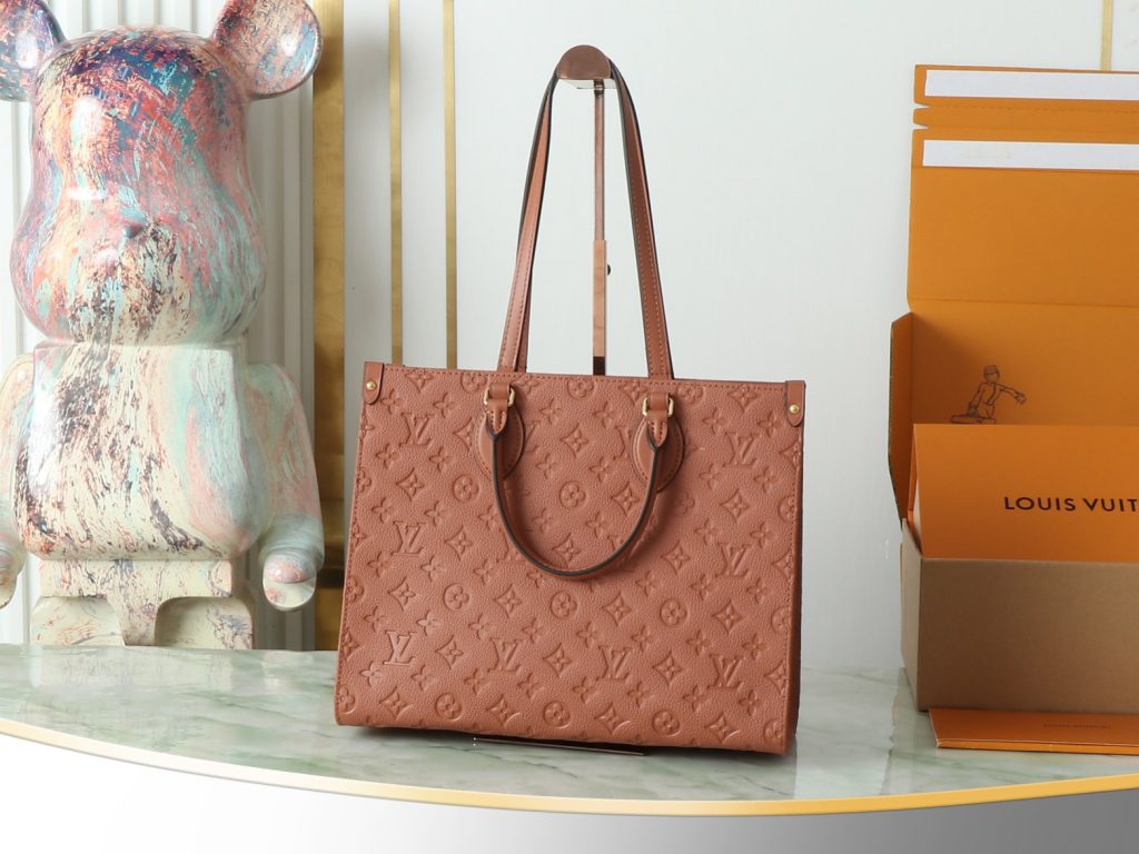 图片[3]- OnTheGo 中号手袋以复古硬箱为灵感，为品牌标志性 Monogram Empreinte 皮革渲染浓郁色调，搭配工致金属件。充裕构型可容纳 13 寸笔记本电脑，另有多重内袋方便存放物品。长短手柄实现多种背携方式。尺寸35.0 x 27.0 x 14.0 厘米 (长 x 高 x 宽)-newbee