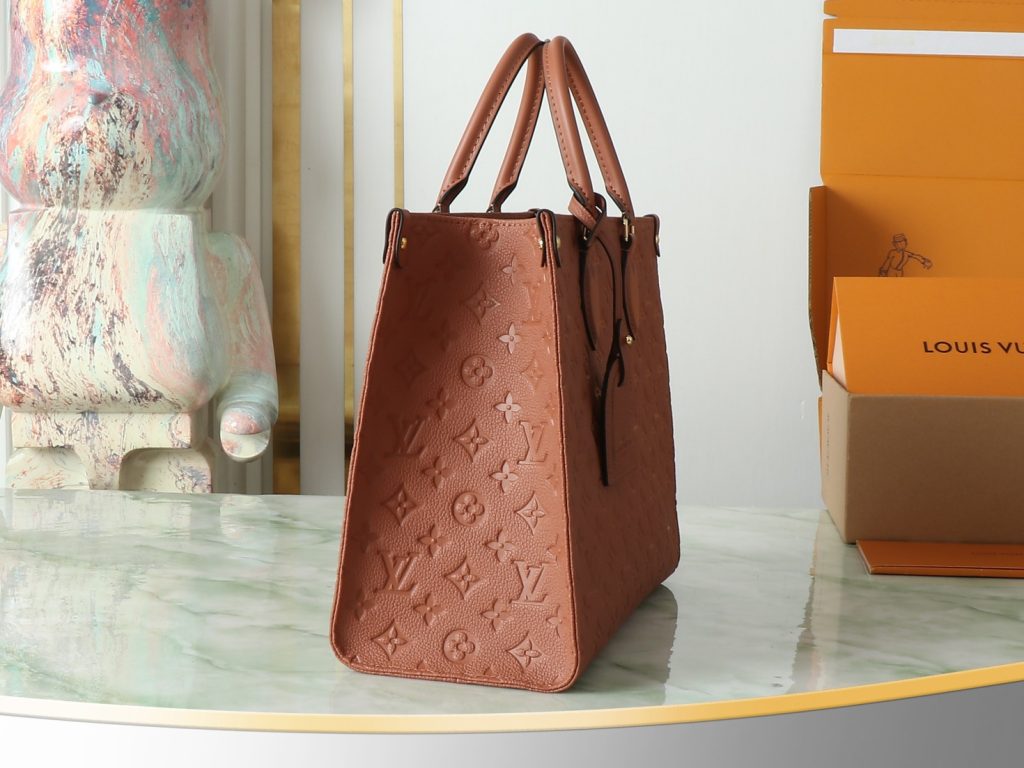 图片[4]- OnTheGo 中号手袋以复古硬箱为灵感，为品牌标志性 Monogram Empreinte 皮革渲染浓郁色调，搭配工致金属件。充裕构型可容纳 13 寸笔记本电脑，另有多重内袋方便存放物品。长短手柄实现多种背携方式。尺寸35.0 x 27.0 x 14.0 厘米 (长 x 高 x 宽)-newbee