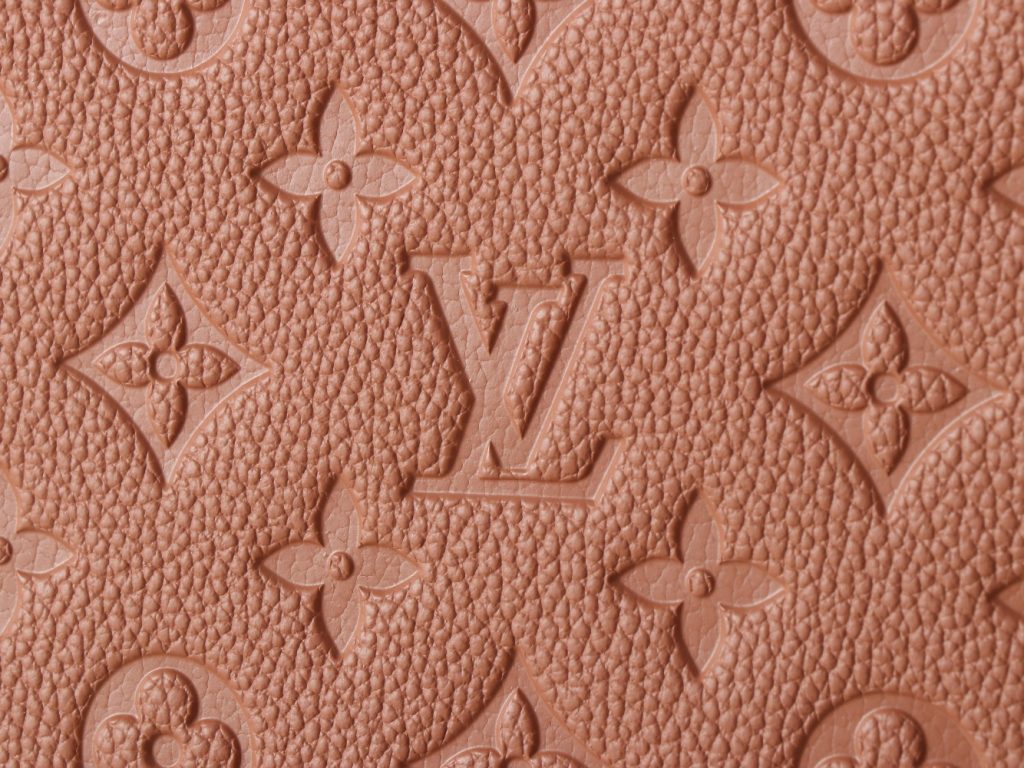 图片[5]- OnTheGo 中号手袋以复古硬箱为灵感，为品牌标志性 Monogram Empreinte 皮革渲染浓郁色调，搭配工致金属件。充裕构型可容纳 13 寸笔记本电脑，另有多重内袋方便存放物品。长短手柄实现多种背携方式。尺寸35.0 x 27.0 x 14.0 厘米 (长 x 高 x 宽)-newbee