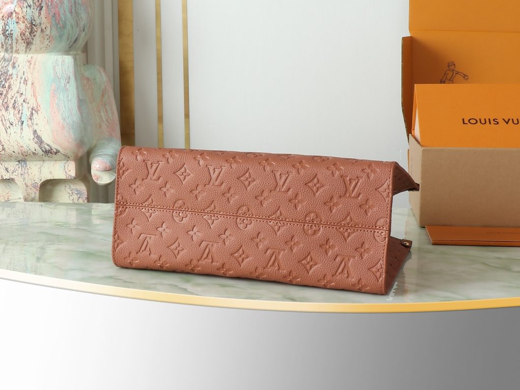 图片[6]- OnTheGo 中号手袋以复古硬箱为灵感，为品牌标志性 Monogram Empreinte 皮革渲染浓郁色调，搭配工致金属件。充裕构型可容纳 13 寸笔记本电脑，另有多重内袋方便存放物品。长短手柄实现多种背携方式。尺寸35.0 x 27.0 x 14.0 厘米 (长 x 高 x 宽)-newbee
