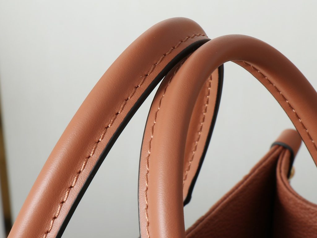 图片[7]- OnTheGo 中号手袋以复古硬箱为灵感，为品牌标志性 Monogram Empreinte 皮革渲染浓郁色调，搭配工致金属件。充裕构型可容纳 13 寸笔记本电脑，另有多重内袋方便存放物品。长短手柄实现多种背携方式。尺寸35.0 x 27.0 x 14.0 厘米 (长 x 高 x 宽)-newbee