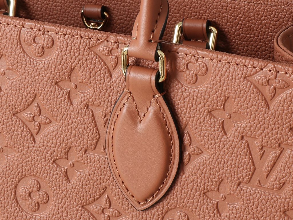 图片[8]- OnTheGo 中号手袋以复古硬箱为灵感，为品牌标志性 Monogram Empreinte 皮革渲染浓郁色调，搭配工致金属件。充裕构型可容纳 13 寸笔记本电脑，另有多重内袋方便存放物品。长短手柄实现多种背携方式。尺寸35.0 x 27.0 x 14.0 厘米 (长 x 高 x 宽)-newbee