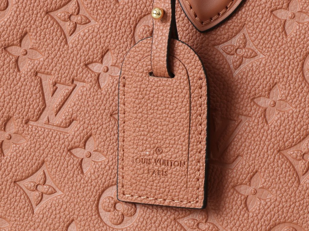 图片[9]- OnTheGo 中号手袋以复古硬箱为灵感，为品牌标志性 Monogram Empreinte 皮革渲染浓郁色调，搭配工致金属件。充裕构型可容纳 13 寸笔记本电脑，另有多重内袋方便存放物品。长短手柄实现多种背携方式。尺寸35.0 x 27.0 x 14.0 厘米 (长 x 高 x 宽)-newbee