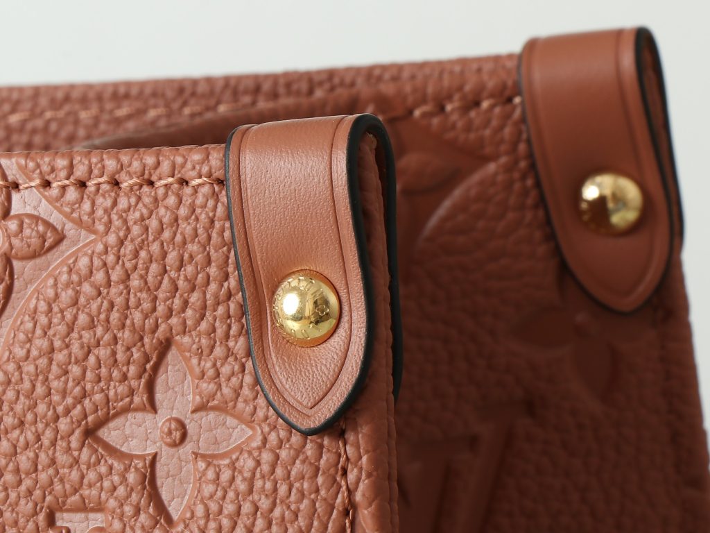 图片[10]- OnTheGo 中号手袋以复古硬箱为灵感，为品牌标志性 Monogram Empreinte 皮革渲染浓郁色调，搭配工致金属件。充裕构型可容纳 13 寸笔记本电脑，另有多重内袋方便存放物品。长短手柄实现多种背携方式。尺寸35.0 x 27.0 x 14.0 厘米 (长 x 高 x 宽)-newbee