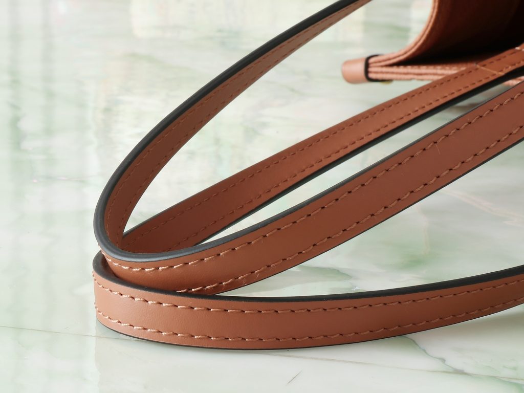 图片[11]- OnTheGo 中号手袋以复古硬箱为灵感，为品牌标志性 Monogram Empreinte 皮革渲染浓郁色调，搭配工致金属件。充裕构型可容纳 13 寸笔记本电脑，另有多重内袋方便存放物品。长短手柄实现多种背携方式。尺寸35.0 x 27.0 x 14.0 厘米 (长 x 高 x 宽)-newbee
