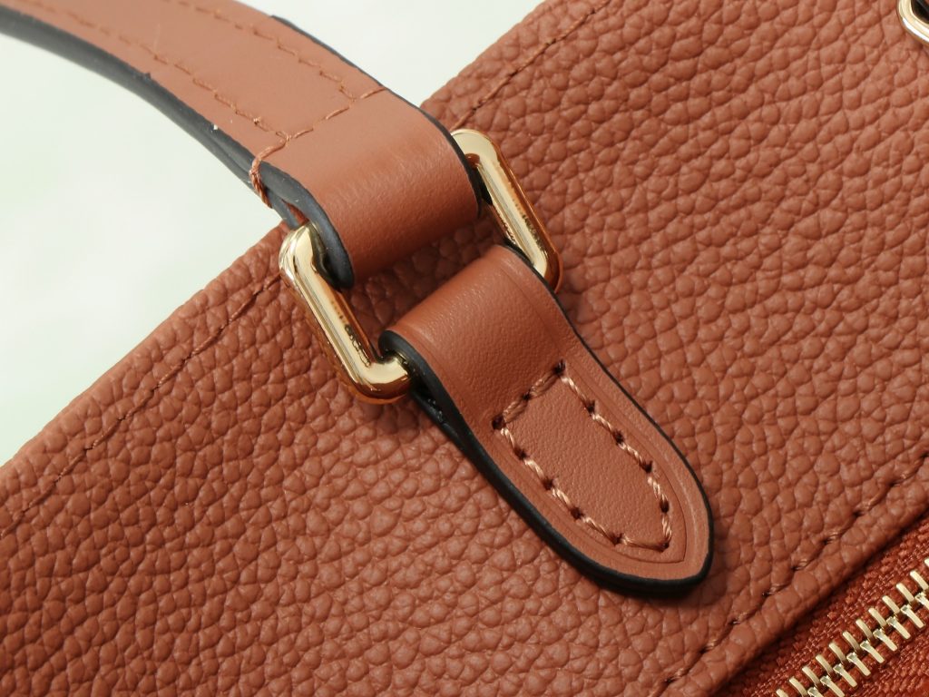 图片[12]- OnTheGo 中号手袋以复古硬箱为灵感，为品牌标志性 Monogram Empreinte 皮革渲染浓郁色调，搭配工致金属件。充裕构型可容纳 13 寸笔记本电脑，另有多重内袋方便存放物品。长短手柄实现多种背携方式。尺寸35.0 x 27.0 x 14.0 厘米 (长 x 高 x 宽)-newbee