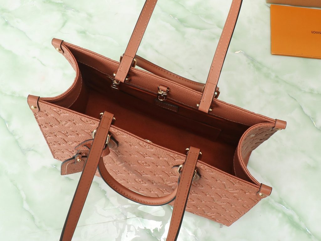 图片[13]- OnTheGo 中号手袋以复古硬箱为灵感，为品牌标志性 Monogram Empreinte 皮革渲染浓郁色调，搭配工致金属件。充裕构型可容纳 13 寸笔记本电脑，另有多重内袋方便存放物品。长短手柄实现多种背携方式。尺寸35.0 x 27.0 x 14.0 厘米 (长 x 高 x 宽)-newbee