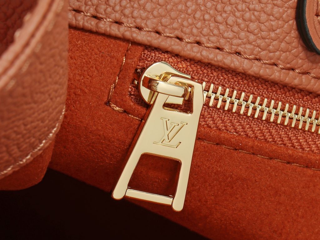 图片[15]- OnTheGo 中号手袋以复古硬箱为灵感，为品牌标志性 Monogram Empreinte 皮革渲染浓郁色调，搭配工致金属件。充裕构型可容纳 13 寸笔记本电脑，另有多重内袋方便存放物品。长短手柄实现多种背携方式。尺寸35.0 x 27.0 x 14.0 厘米 (长 x 高 x 宽)-newbee