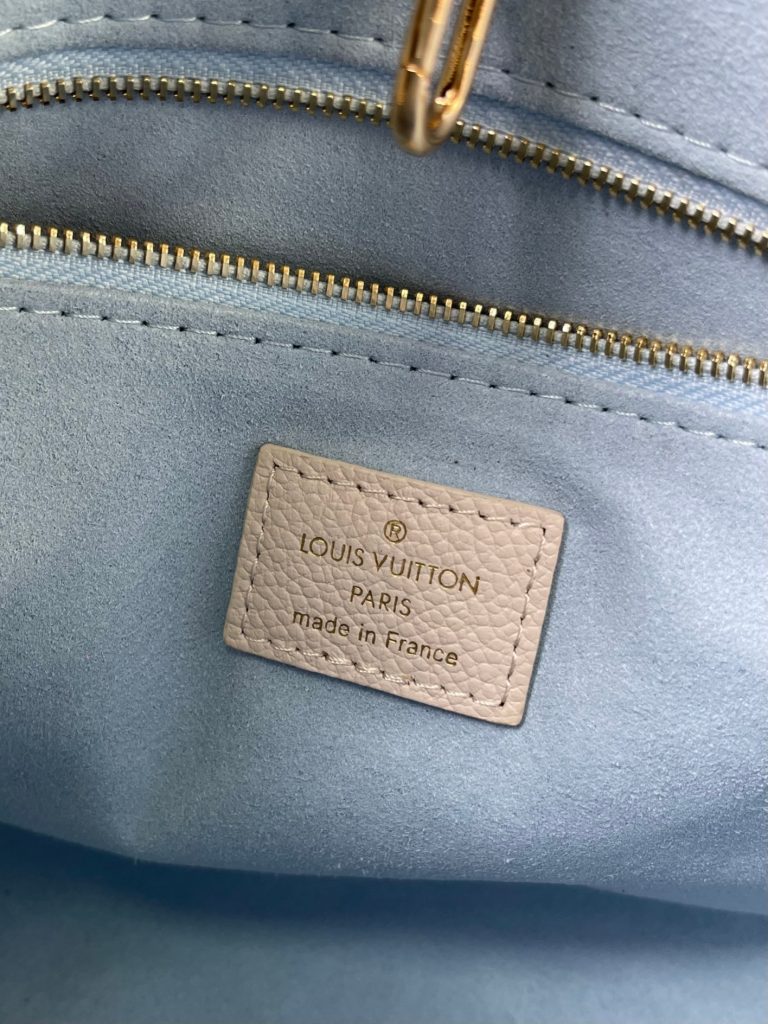 图片[2]-OnTheGo 小号手袋选用 Monogram Empreinte 皮革，以温和色调映衬 LV 字母和 Monogram 花卉压纹，令小巧方正构型闪烁微光。巧用顶部轧制手柄和可拆卸肩带，令 Mini 等小件物品轻松随行。详细特征25 x 19 x 11.5厘米(长度 x 高 x 宽)-newbee