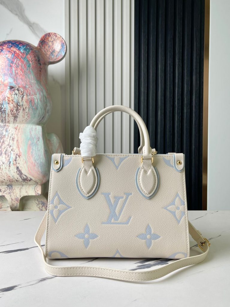 OnTheGo 小号手袋选用 Monogram Empreinte 皮革，以温和色调映衬 LV 字母和 Monogram 花卉压纹，令小巧方正构型闪烁微光。巧用顶部轧制手柄和可拆卸肩带，令 Mini 等小件物品轻松随行。详细特征25 x 19 x 11.5厘米(长度 x 高 x 宽)-newbee