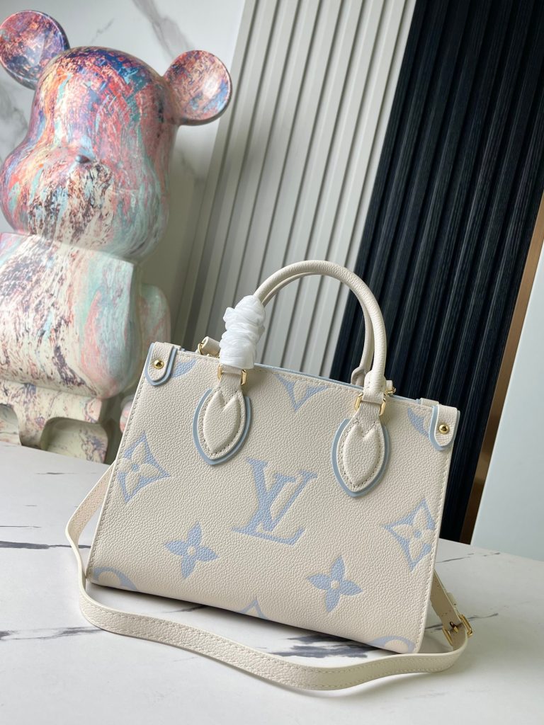 图片[3]-OnTheGo 小号手袋选用 Monogram Empreinte 皮革，以温和色调映衬 LV 字母和 Monogram 花卉压纹，令小巧方正构型闪烁微光。巧用顶部轧制手柄和可拆卸肩带，令 Mini 等小件物品轻松随行。详细特征25 x 19 x 11.5厘米(长度 x 高 x 宽)-newbee