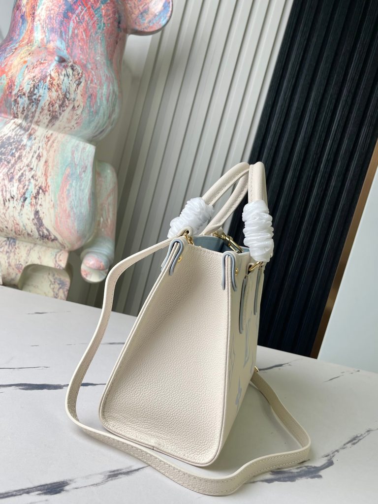图片[4]-OnTheGo 小号手袋选用 Monogram Empreinte 皮革，以温和色调映衬 LV 字母和 Monogram 花卉压纹，令小巧方正构型闪烁微光。巧用顶部轧制手柄和可拆卸肩带，令 Mini 等小件物品轻松随行。详细特征25 x 19 x 11.5厘米(长度 x 高 x 宽)-newbee