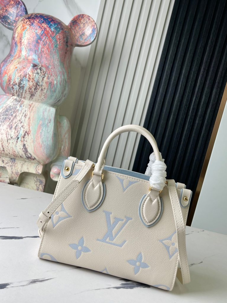 图片[5]-OnTheGo 小号手袋选用 Monogram Empreinte 皮革，以温和色调映衬 LV 字母和 Monogram 花卉压纹，令小巧方正构型闪烁微光。巧用顶部轧制手柄和可拆卸肩带，令 Mini 等小件物品轻松随行。详细特征25 x 19 x 11.5厘米(长度 x 高 x 宽)-newbee