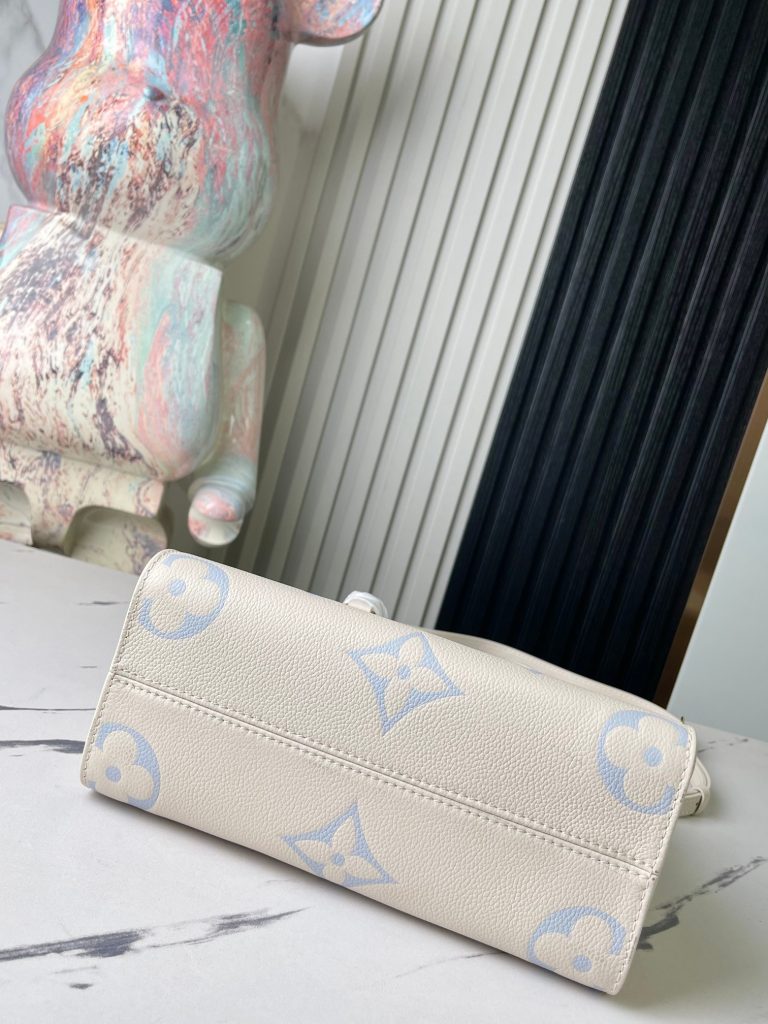 图片[6]-OnTheGo 小号手袋选用 Monogram Empreinte 皮革，以温和色调映衬 LV 字母和 Monogram 花卉压纹，令小巧方正构型闪烁微光。巧用顶部轧制手柄和可拆卸肩带，令 Mini 等小件物品轻松随行。详细特征25 x 19 x 11.5厘米(长度 x 高 x 宽)-newbee