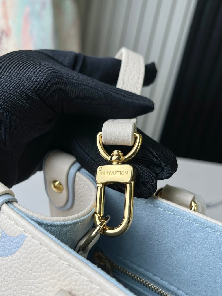 图片[7]-OnTheGo 小号手袋选用 Monogram Empreinte 皮革，以温和色调映衬 LV 字母和 Monogram 花卉压纹，令小巧方正构型闪烁微光。巧用顶部轧制手柄和可拆卸肩带，令 Mini 等小件物品轻松随行。详细特征25 x 19 x 11.5厘米(长度 x 高 x 宽)-newbee