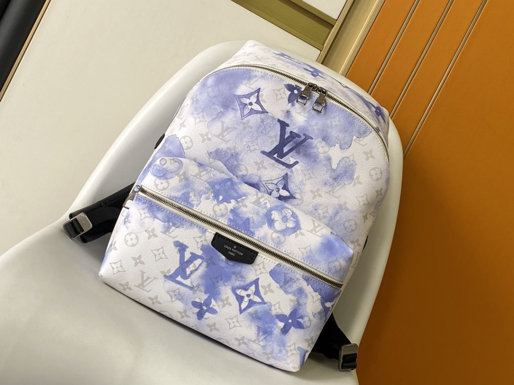 水墨蓝Discovery 双肩包极光Monogram 花卉和 LV 字母，取鉴学院风格背包的经典设计，设有 口袋。可调节皮革肩带确保舒适背携。 Monogram Watercolor Blue 涂层帆布牛皮饰边织物内衬金属件可调节肩带双拉链开合拉链前隔层内贴袋鼠💠尺寸37 x 40 x 20Cm-newbee