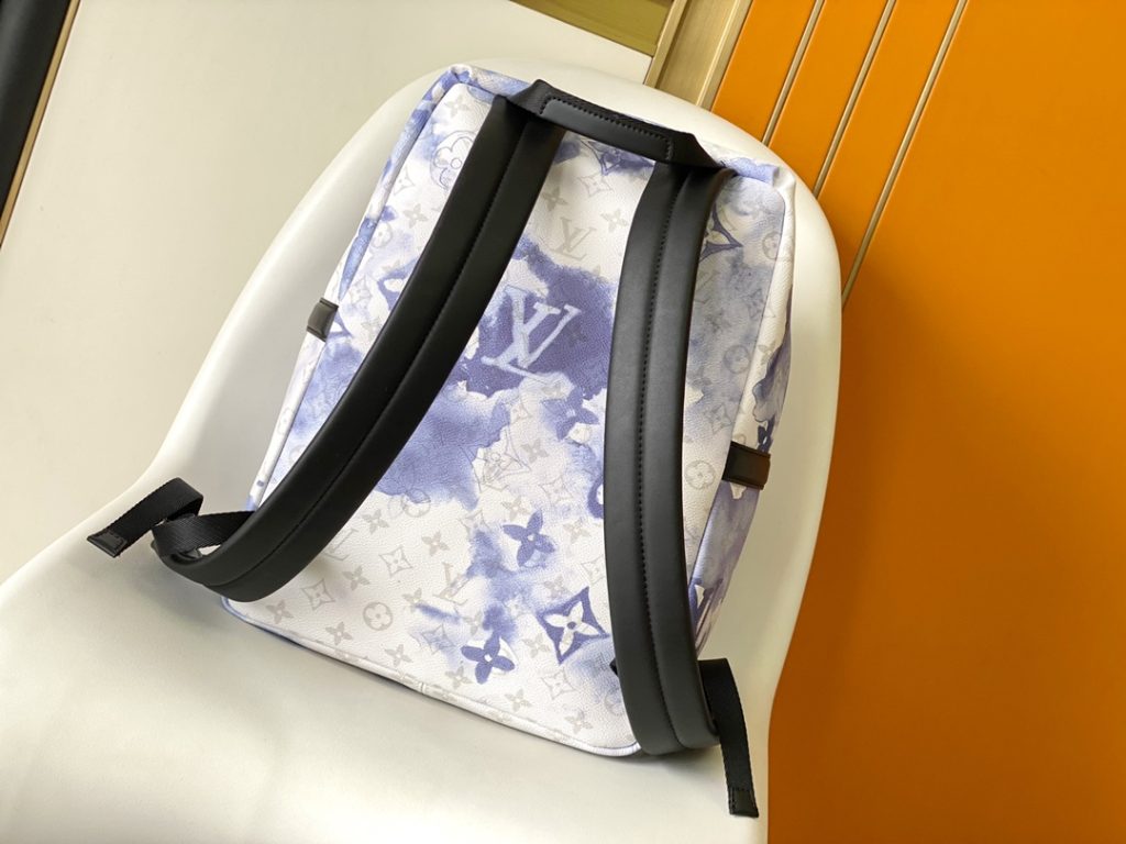 图片[4]-水墨蓝Discovery 双肩包极光Monogram 花卉和 LV 字母，取鉴学院风格背包的经典设计，设有 口袋。可调节皮革肩带确保舒适背携。 Monogram Watercolor Blue 涂层帆布牛皮饰边织物内衬金属件可调节肩带双拉链开合拉链前隔层内贴袋鼠💠尺寸37 x 40 x 20Cm-newbee