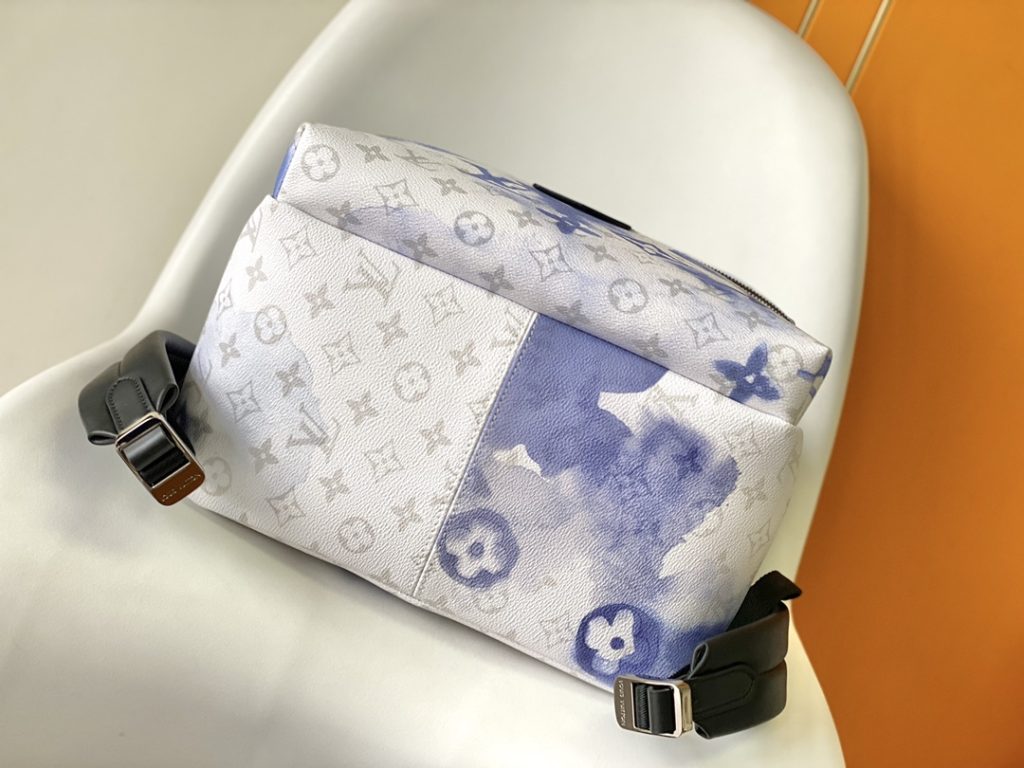 图片[5]-水墨蓝Discovery 双肩包极光Monogram 花卉和 LV 字母，取鉴学院风格背包的经典设计，设有 口袋。可调节皮革肩带确保舒适背携。 Monogram Watercolor Blue 涂层帆布牛皮饰边织物内衬金属件可调节肩带双拉链开合拉链前隔层内贴袋鼠💠尺寸37 x 40 x 20Cm-newbee