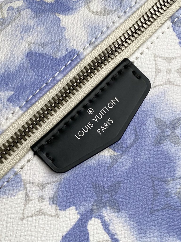 图片[6]-水墨蓝Discovery 双肩包极光Monogram 花卉和 LV 字母，取鉴学院风格背包的经典设计，设有 口袋。可调节皮革肩带确保舒适背携。 Monogram Watercolor Blue 涂层帆布牛皮饰边织物内衬金属件可调节肩带双拉链开合拉链前隔层内贴袋鼠💠尺寸37 x 40 x 20Cm-newbee