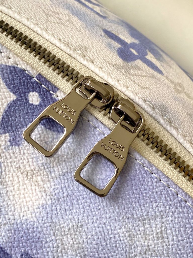图片[7]-水墨蓝Discovery 双肩包极光Monogram 花卉和 LV 字母，取鉴学院风格背包的经典设计，设有 口袋。可调节皮革肩带确保舒适背携。 Monogram Watercolor Blue 涂层帆布牛皮饰边织物内衬金属件可调节肩带双拉链开合拉链前隔层内贴袋鼠💠尺寸37 x 40 x 20Cm-newbee