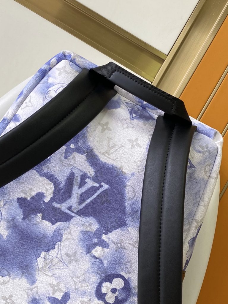 图片[8]-水墨蓝Discovery 双肩包极光Monogram 花卉和 LV 字母，取鉴学院风格背包的经典设计，设有 口袋。可调节皮革肩带确保舒适背携。 Monogram Watercolor Blue 涂层帆布牛皮饰边织物内衬金属件可调节肩带双拉链开合拉链前隔层内贴袋鼠💠尺寸37 x 40 x 20Cm-newbee