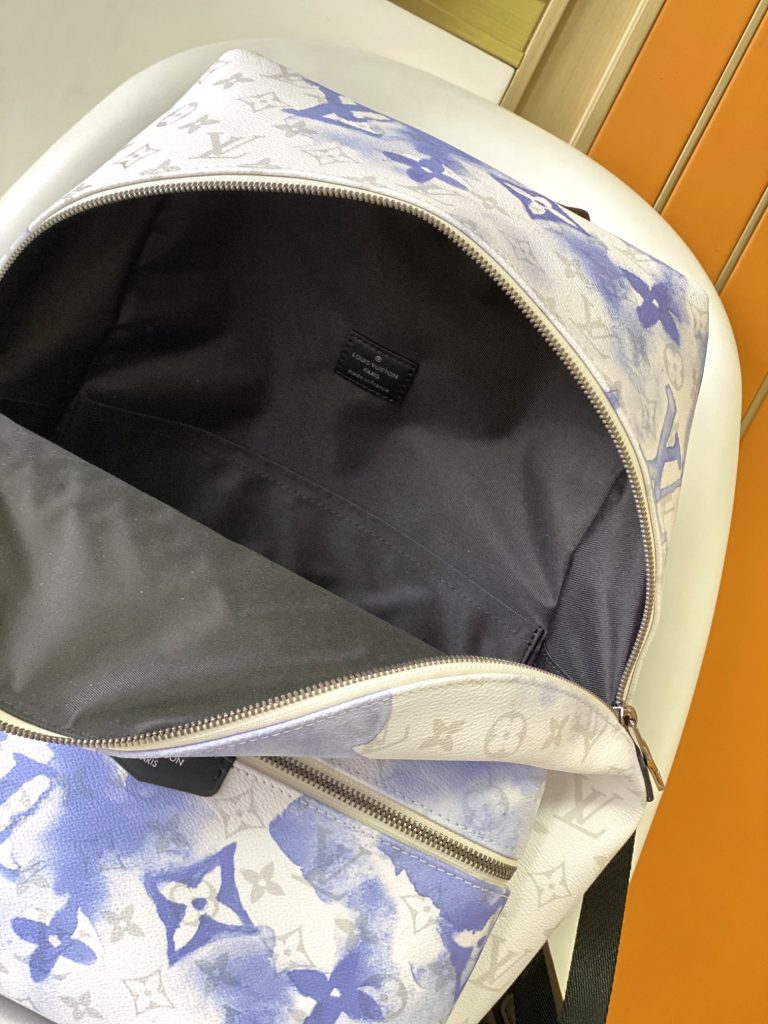 图片[9]-水墨蓝Discovery 双肩包极光Monogram 花卉和 LV 字母，取鉴学院风格背包的经典设计，设有 口袋。可调节皮革肩带确保舒适背携。 Monogram Watercolor Blue 涂层帆布牛皮饰边织物内衬金属件可调节肩带双拉链开合拉链前隔层内贴袋鼠💠尺寸37 x 40 x 20Cm-newbee