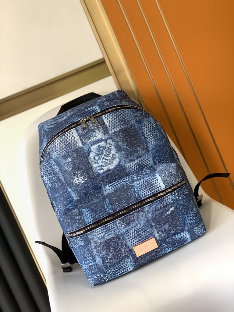 Discovery 双肩包采用赋予品牌丹宁布粗粝质感的工艺处理经典涂层帆布，展现 Damier Salt 帆布的潮流格调。考究设计构筑充裕空间，内设平板电脑隔层，成就日常出行之选。尺寸：37.0 x 40.0 x 20.0 厘米 (长 x 高 x 宽)-newbee