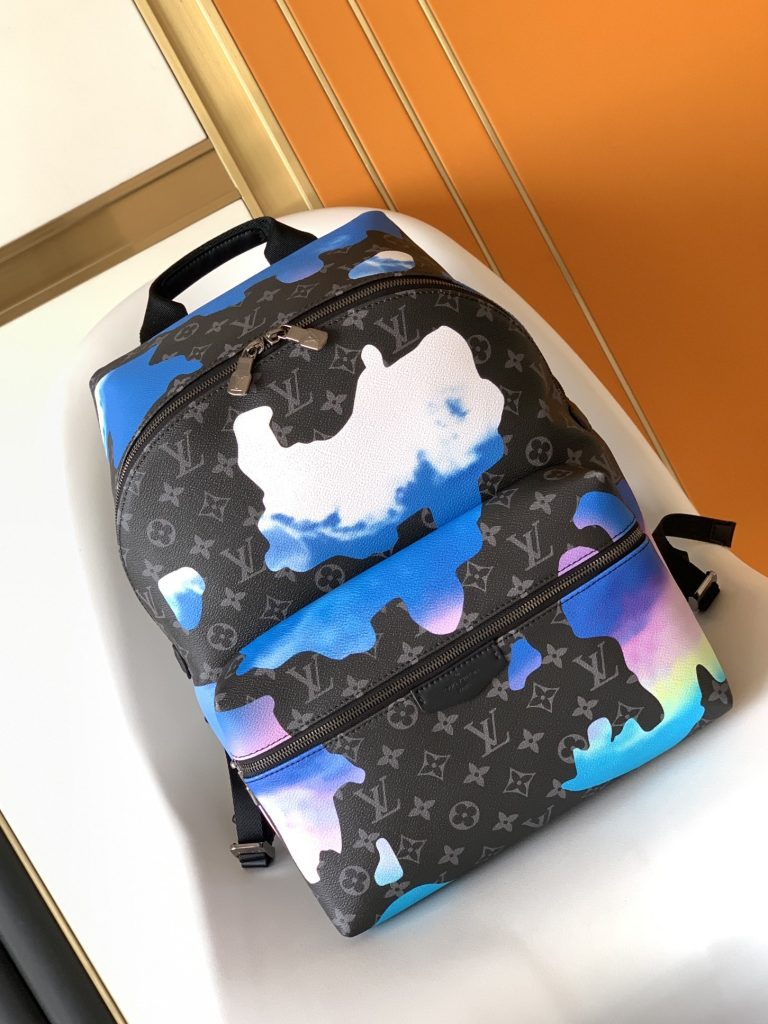  Discovery 双肩包出自 Room with a View 胶囊系列，回忆设计师 Virgil Abloh 对飘浮云朵的憧憬。Monogram Eclipse 帆布以梦幻色彩描绘静谧日出，云朵图案拼出写意 LV 标识。30.0 x 40.0 x 20.0 厘米 (长 x 高 x 宽)• Sunrise Monogram Eclipse 涂层帆布• 牛皮革饰边• 织物内衬• 金属件-newbee