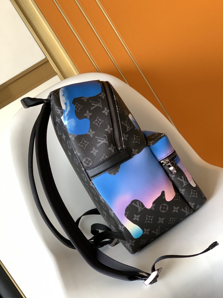 图片[3]- Discovery 双肩包出自 Room with a View 胶囊系列，回忆设计师 Virgil Abloh 对飘浮云朵的憧憬。Monogram Eclipse 帆布以梦幻色彩描绘静谧日出，云朵图案拼出写意 LV 标识。30.0 x 40.0 x 20.0 厘米 (长 x 高 x 宽)• Sunrise Monogram Eclipse 涂层帆布• 牛皮革饰边• 织物内衬• 金属件-newbee