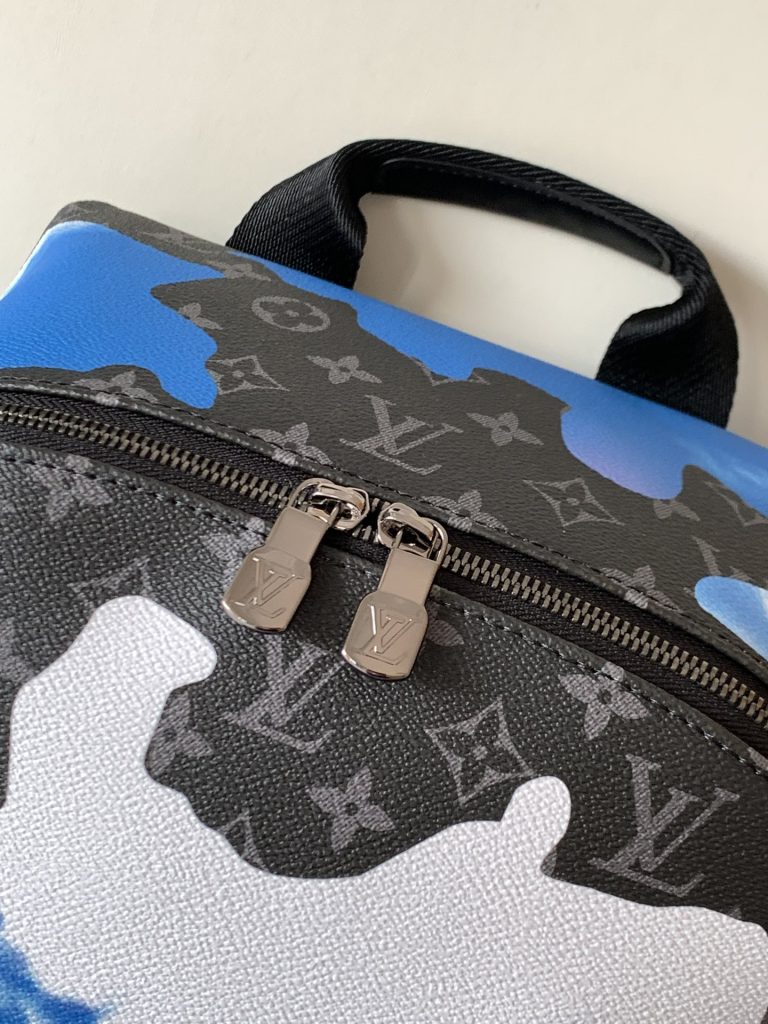 图片[6]- Discovery 双肩包出自 Room with a View 胶囊系列，回忆设计师 Virgil Abloh 对飘浮云朵的憧憬。Monogram Eclipse 帆布以梦幻色彩描绘静谧日出，云朵图案拼出写意 LV 标识。30.0 x 40.0 x 20.0 厘米 (长 x 高 x 宽)• Sunrise Monogram Eclipse 涂层帆布• 牛皮革饰边• 织物内衬• 金属件-newbee