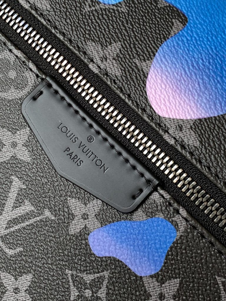 图片[7]- Discovery 双肩包出自 Room with a View 胶囊系列，回忆设计师 Virgil Abloh 对飘浮云朵的憧憬。Monogram Eclipse 帆布以梦幻色彩描绘静谧日出，云朵图案拼出写意 LV 标识。30.0 x 40.0 x 20.0 厘米 (长 x 高 x 宽)• Sunrise Monogram Eclipse 涂层帆布• 牛皮革饰边• 织物内衬• 金属件-newbee