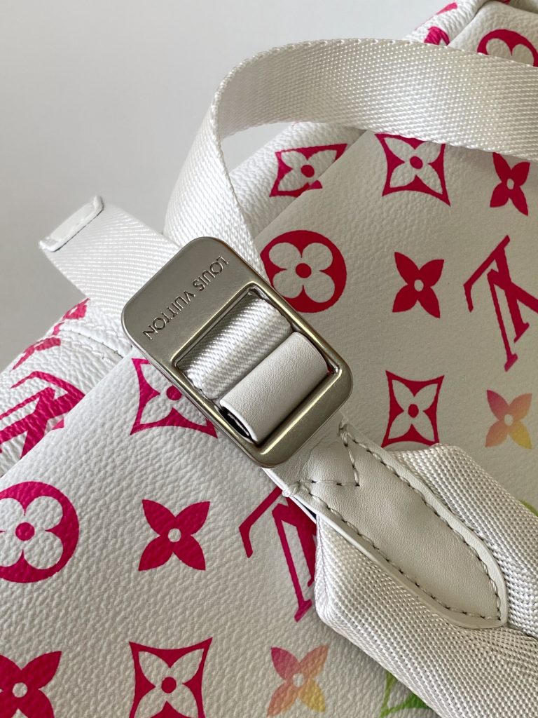 图片[8]-Discovery 小号双肩包取材 Monogram Eclipse 帆布，以更为紧凑的构型延续灵活功能。外袋、拉链前袋和开口侧袋方便取放物品，内袋确保收纳井然有序。size：29x38x20cm-newbee